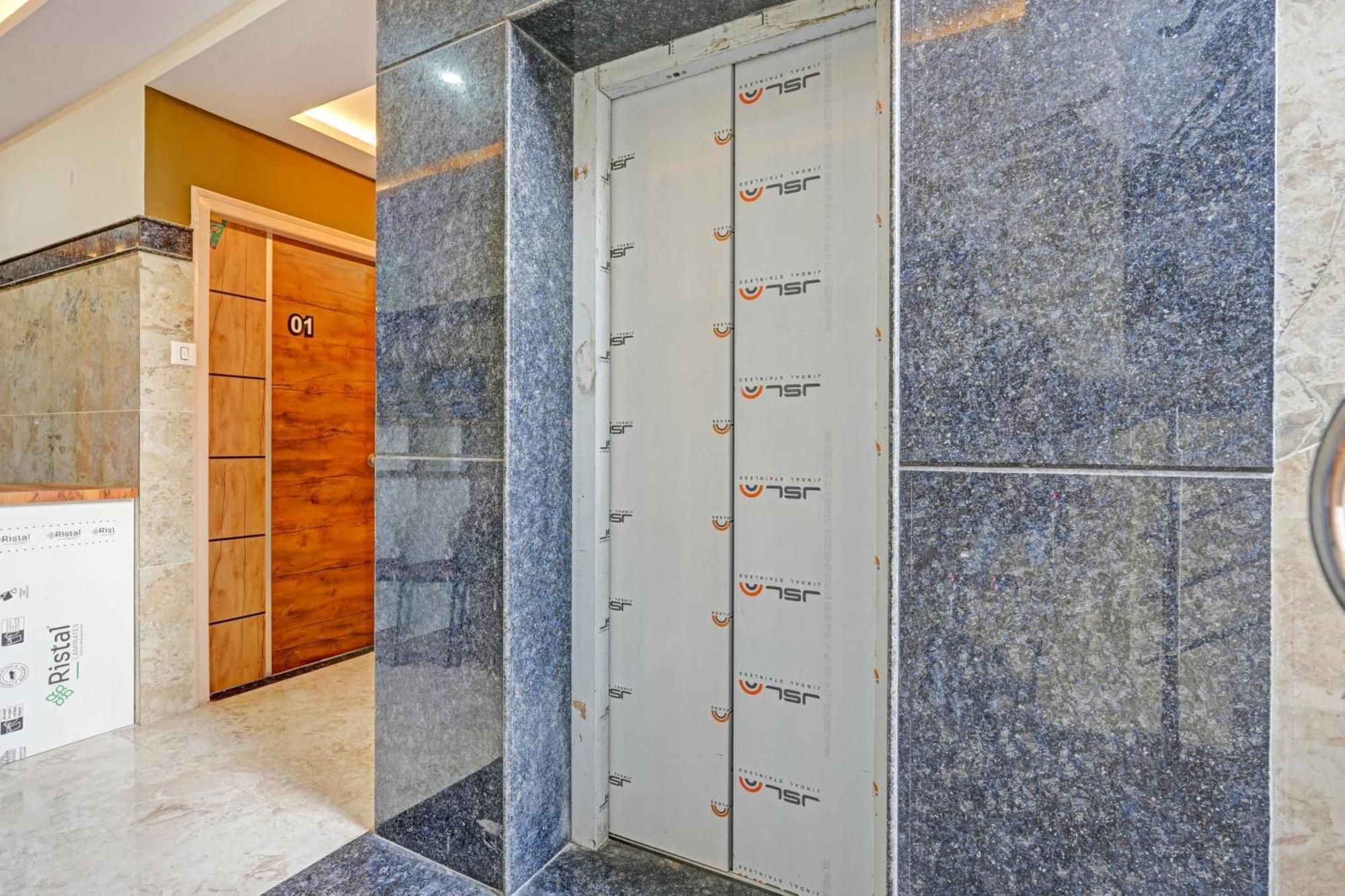 Hotel O Sri Chowdeshwari Boarding And Lodging Tavarikere ภายนอก รูปภาพ